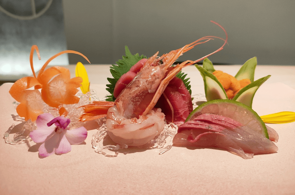 Đầu bếp trình bày món ăn chuyên nghiệp, đẹp mắt (Nguồn: Ringo J - Style Restaurant)